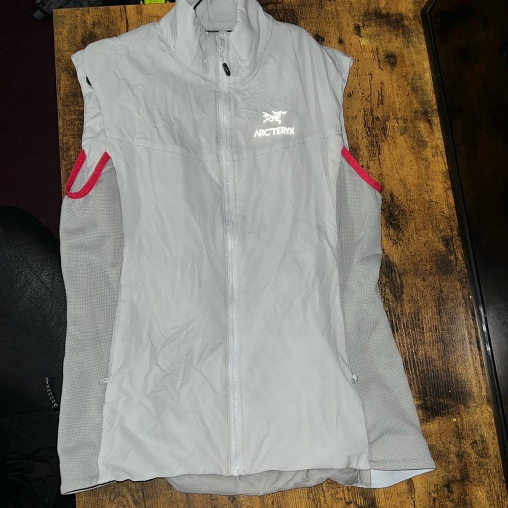 ARC`TERYX Women’s Atom LT Vest | Medium | EUC | White/Frost/Red
